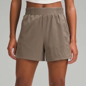 Lululemon XXS 4” high rise stretch woven relaxed fit has pockets